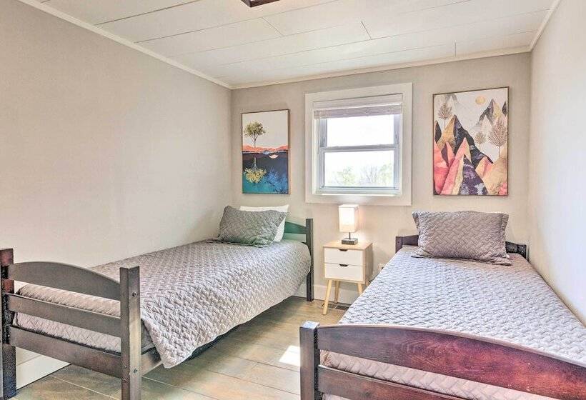 Amenity Packed Nebo Oasis W/ Deck & Mtn Views