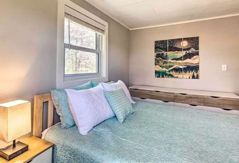 Amenity Packed Nebo Oasis W/ Deck & Mtn Views