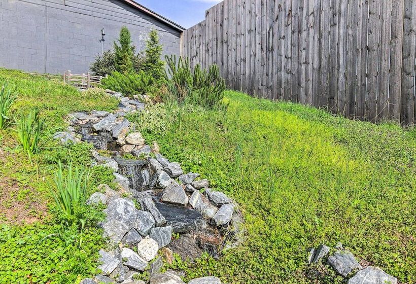 Amenity Packed Nebo Oasis W/ Deck & Mtn Views