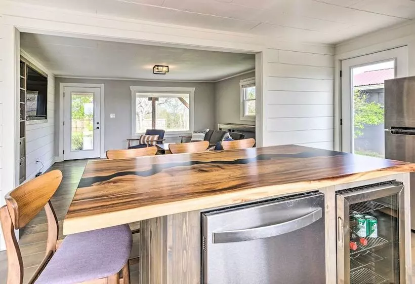 Amenity Packed Nebo Oasis W/ Deck & Mtn Views