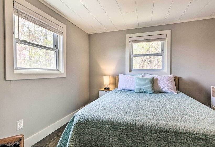 Amenity Packed Nebo Oasis W/ Deck & Mtn Views