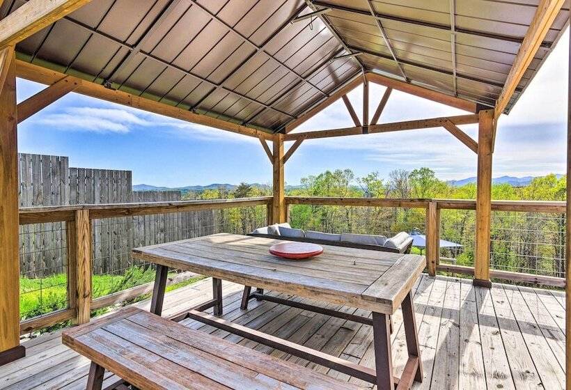 Amenity Packed Nebo Oasis W/ Deck & Mtn Views