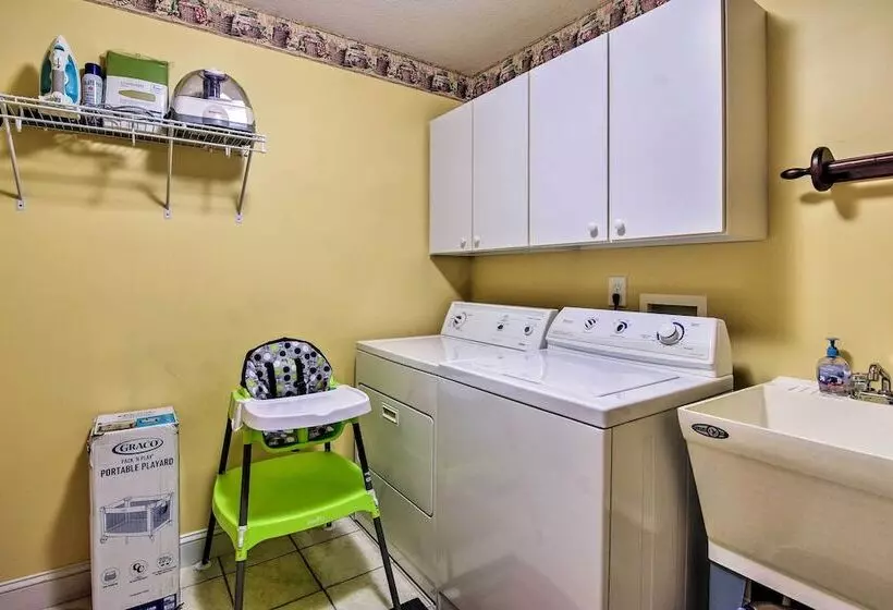 Secluded Retreat W/ Hot Tub & Game Room!