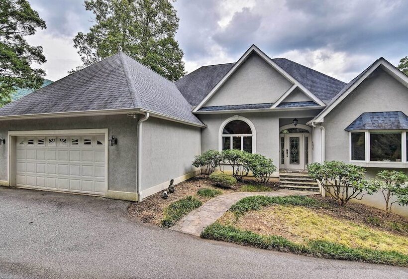 Secluded Retreat W/ Hot Tub & Game Room!