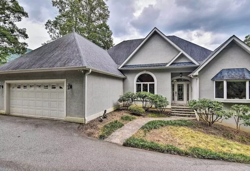 Secluded Retreat W/ Hot Tub & Game Room!