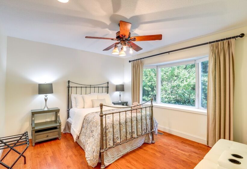 Secluded Retreat W/ Hot Tub & Game Room!