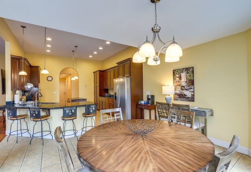 Secluded Retreat W/ Hot Tub & Game Room!