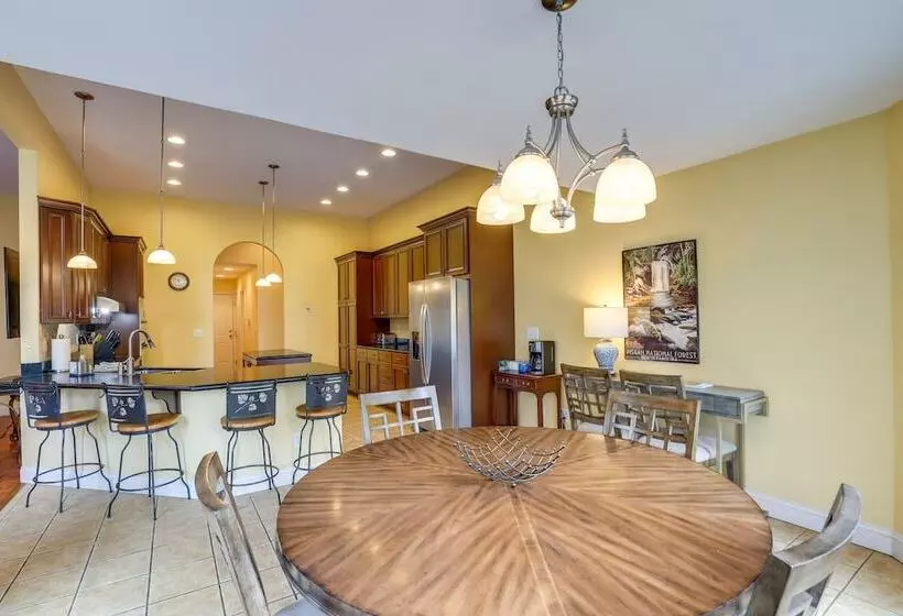 Secluded Retreat W/ Hot Tub & Game Room!