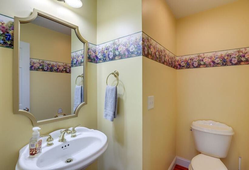 Secluded Retreat W/ Hot Tub & Game Room!