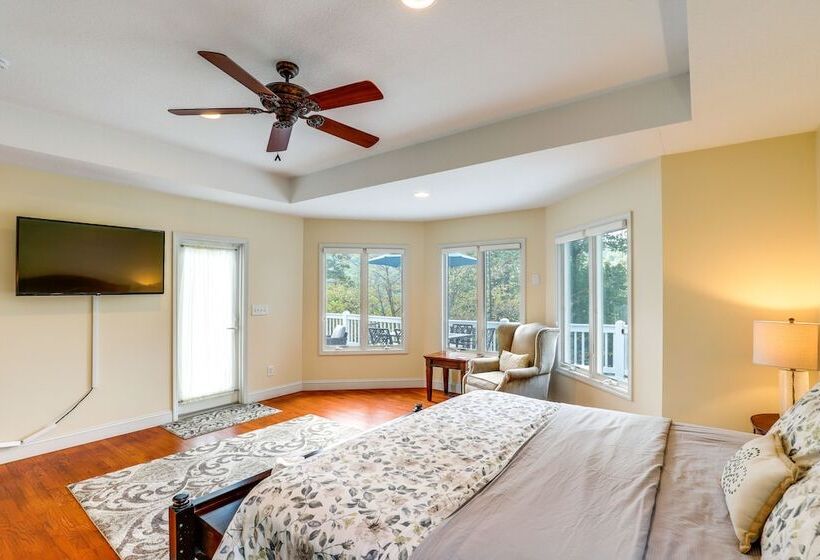 Secluded Retreat W/ Hot Tub & Game Room!