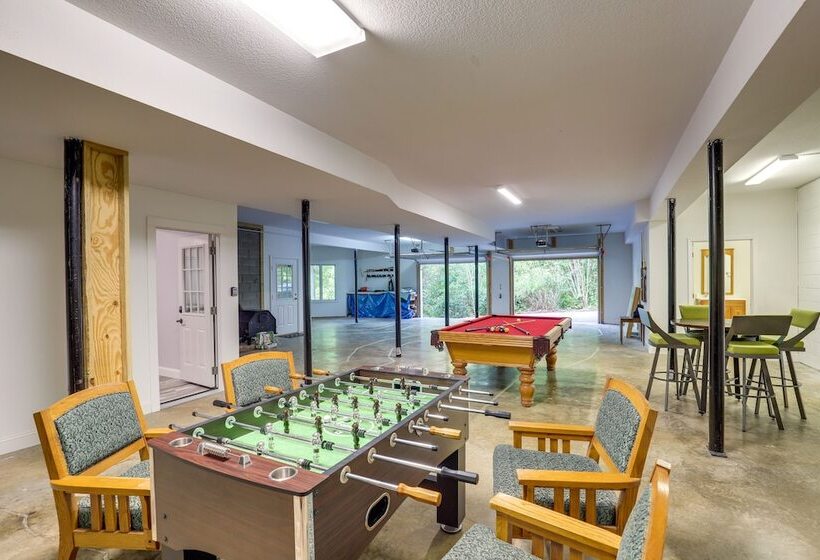 Secluded Retreat W/ Hot Tub & Game Room!