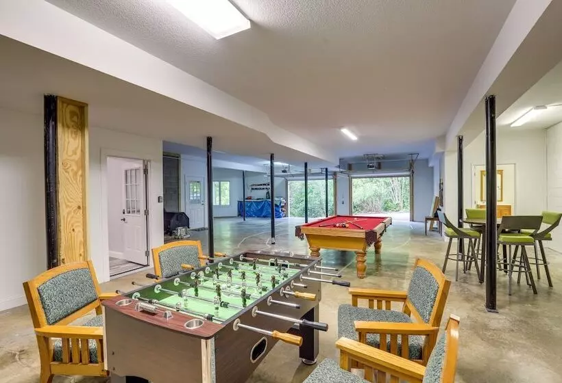 Secluded Retreat W/ Hot Tub & Game Room!