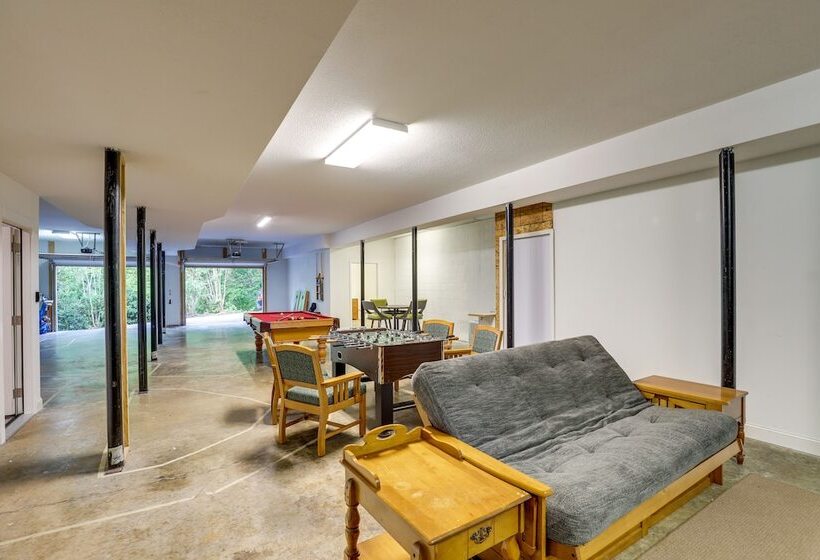 Secluded Retreat W/ Hot Tub & Game Room!