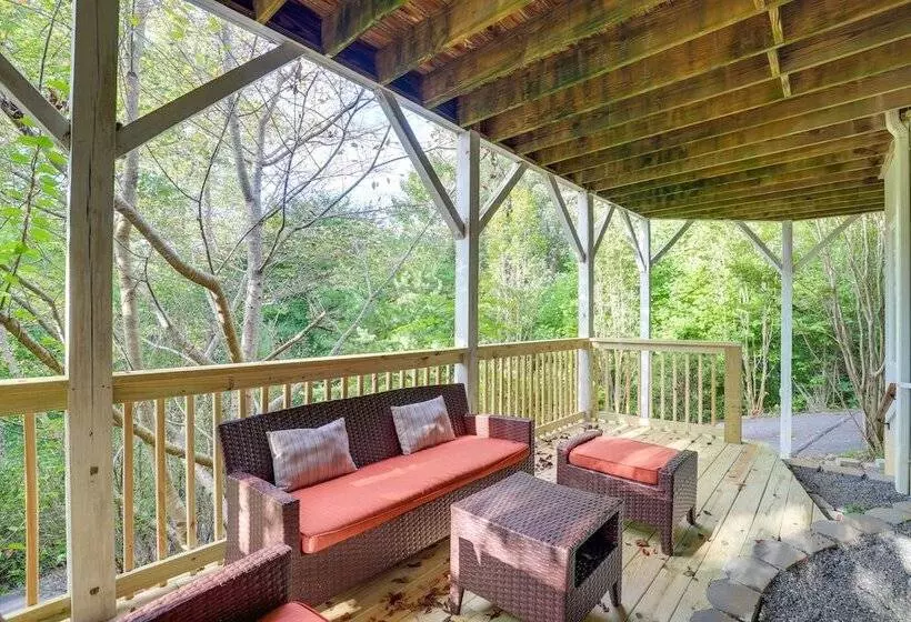 Secluded Retreat W/ Hot Tub & Game Room!