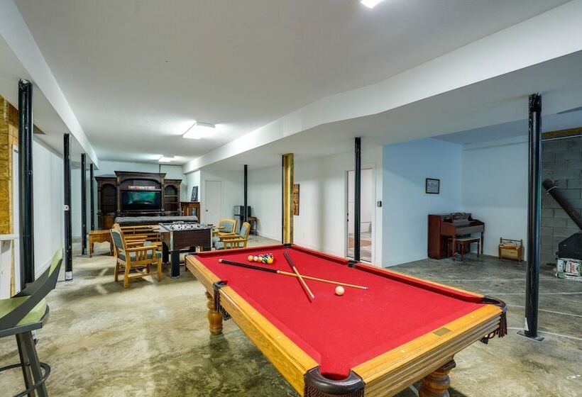 Secluded Retreat W/ Hot Tub & Game Room!