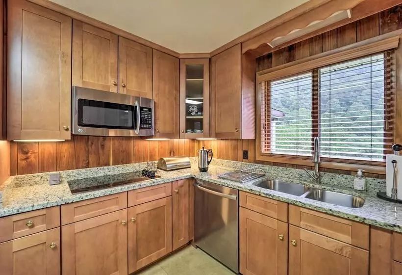 Farmhouse W/ Trout Stream + Views In Bakersville!