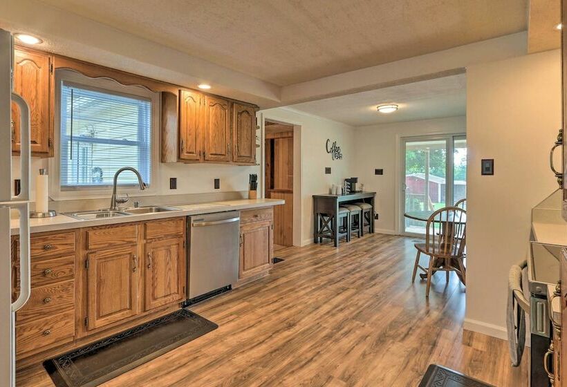 Berryville Home Near Wineries: Mountain Views