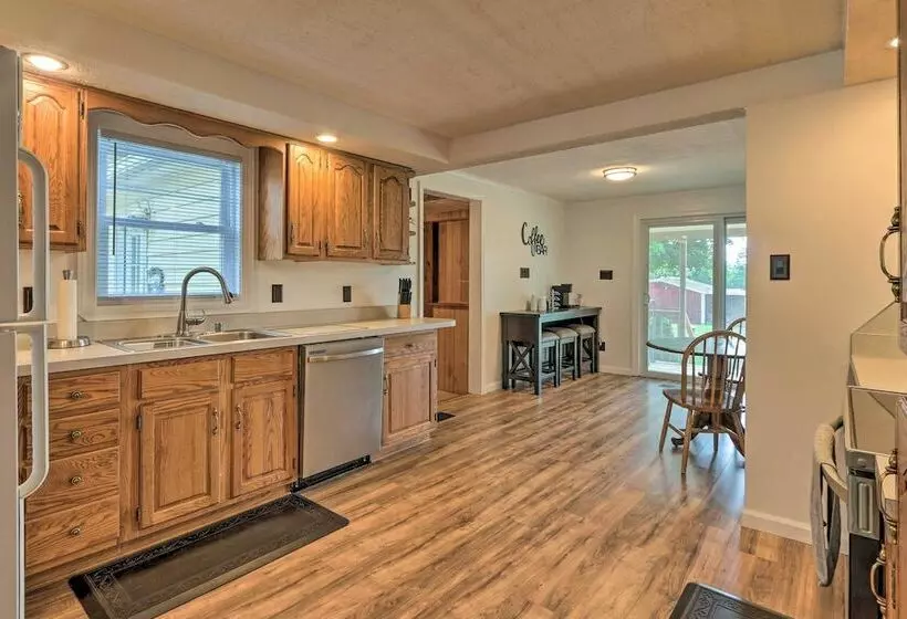Berryville Home Near Wineries: Mountain Views