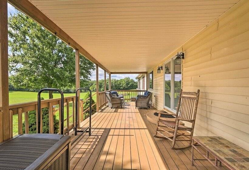 Berryville Home Near Wineries: Mountain Views