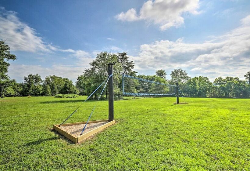 Berryville Home Near Wineries: Mountain Views