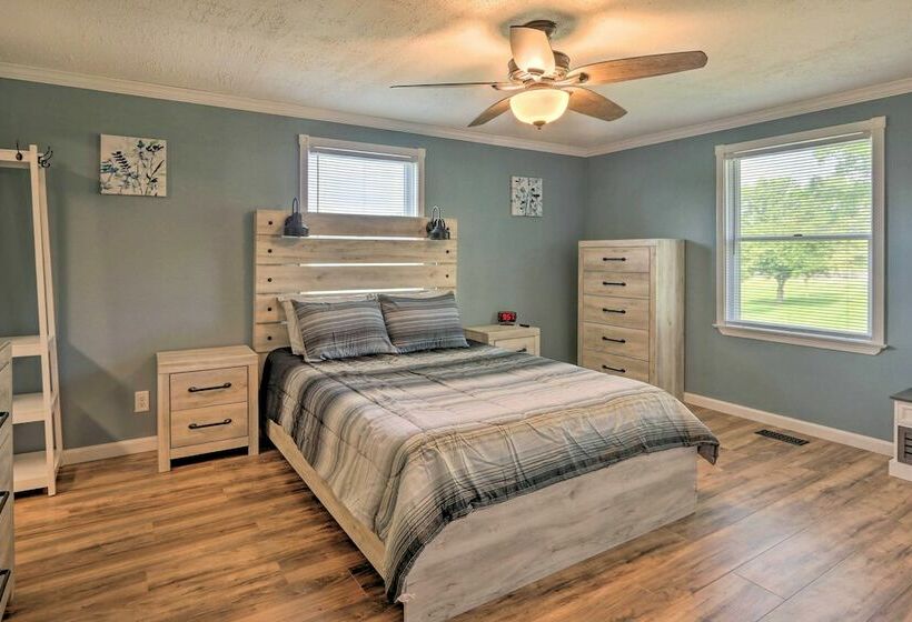 Berryville Home Near Wineries: Mountain Views