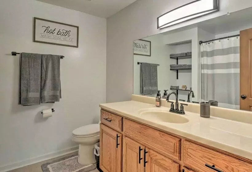 Berryville Home Near Wineries: Mountain Views