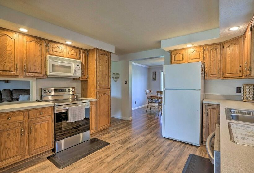 Berryville Home Near Wineries: Mountain Views