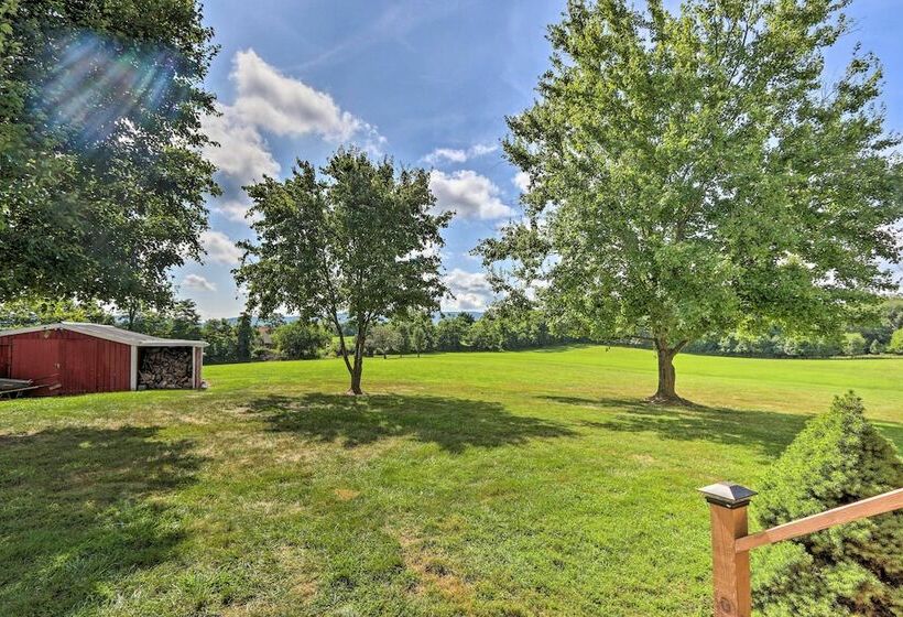 Berryville Home Near Wineries: Mountain Views