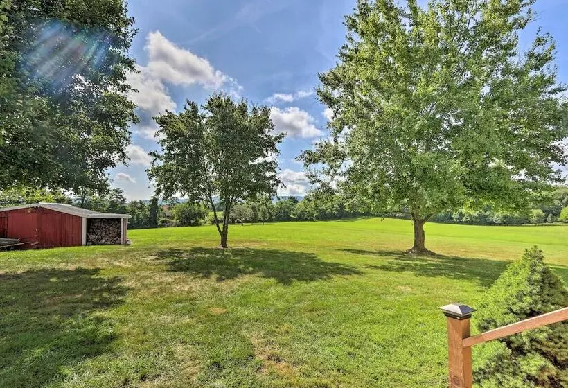 Berryville Home Near Wineries: Mountain Views