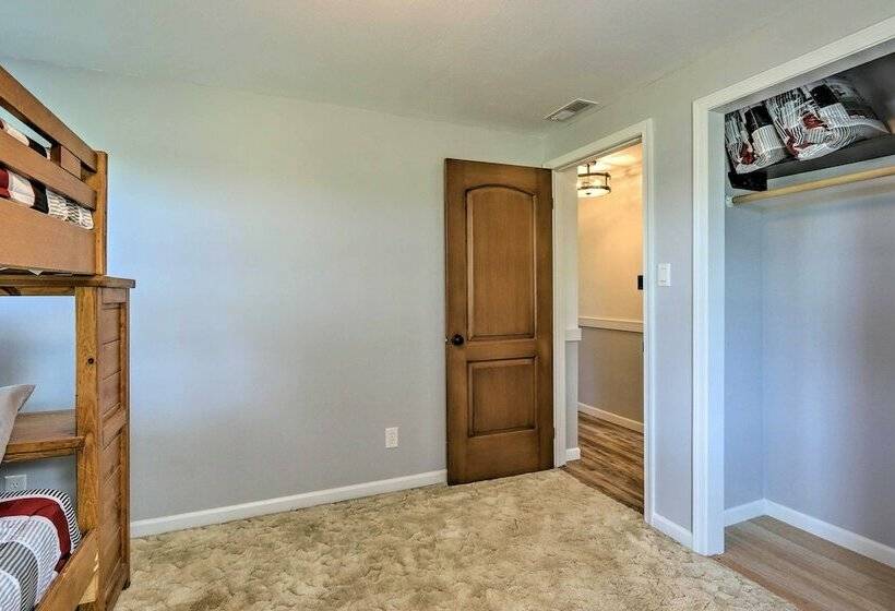 Berryville Home Near Wineries: Mountain Views