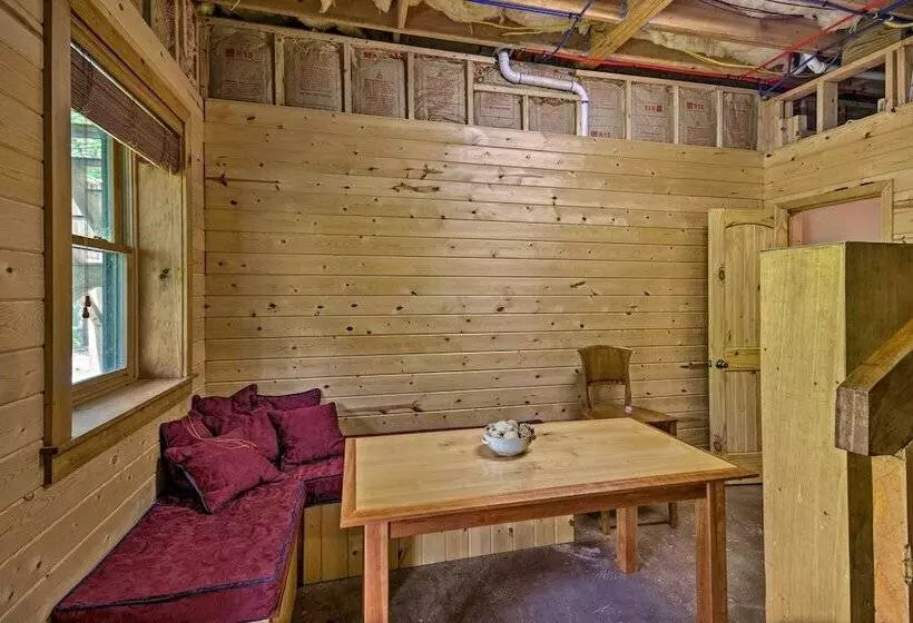 Cabin On 22 Acres W/ Patio   3 Mi To Blowing Rock!