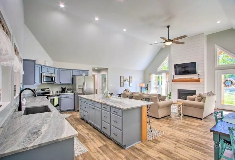 2 Mi To Golf Course + Fire Pit: Cozy Counce Cabin!