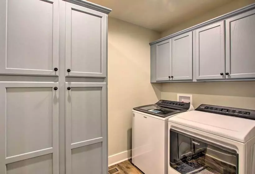 2 Mi To Golf Course + Fire Pit: Cozy Counce Cabin!