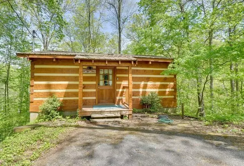 Cozy Gatlinburg Cabin W/ Private Hot Tub!