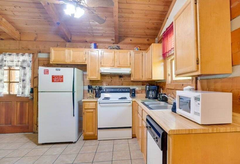 Cozy Gatlinburg Cabin W/ Private Hot Tub!