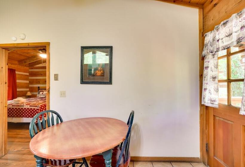 Cozy Gatlinburg Cabin W/ Private Hot Tub!