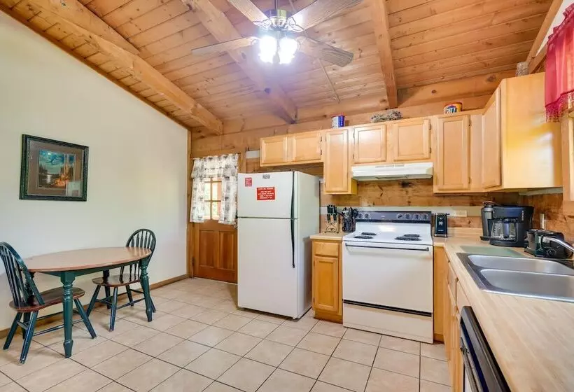 Cozy Gatlinburg Cabin W/ Private Hot Tub!