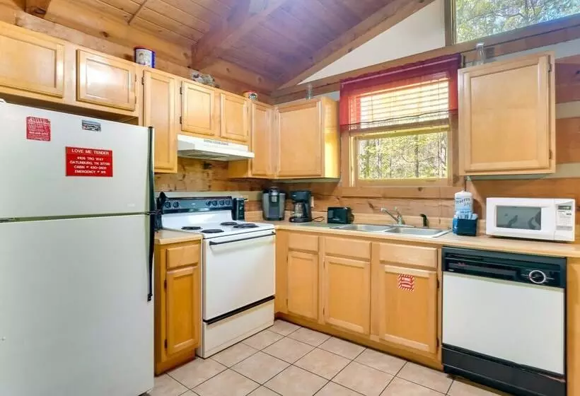 Cozy Gatlinburg Cabin W/ Private Hot Tub!