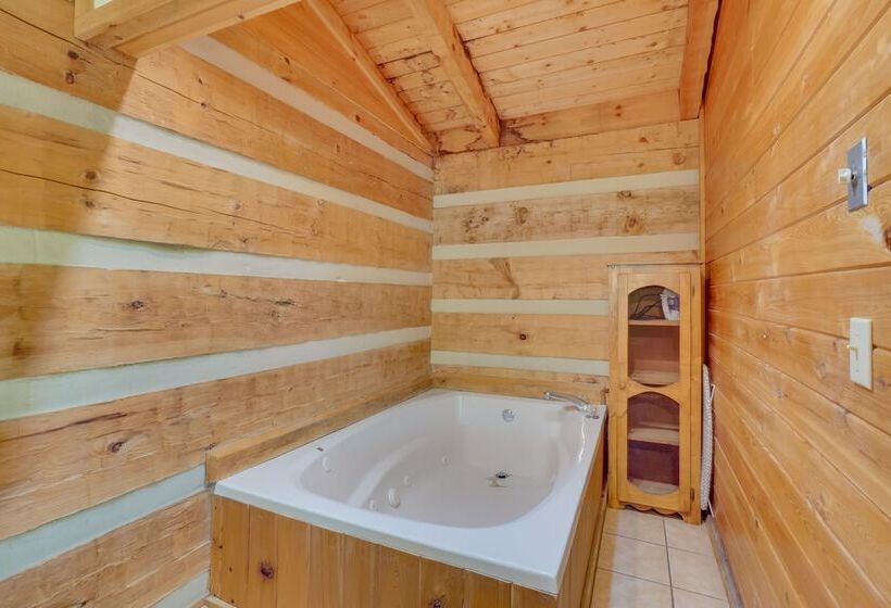 Cozy Gatlinburg Cabin W/ Private Hot Tub!