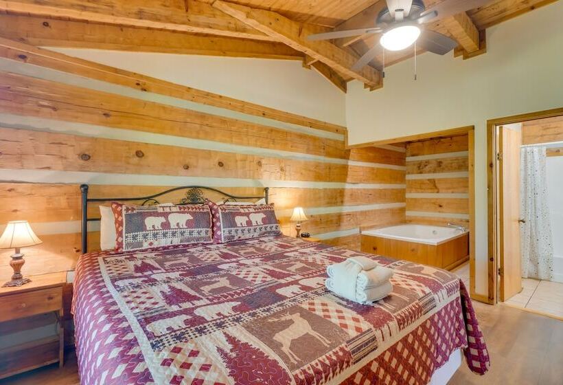 Cozy Gatlinburg Cabin W/ Private Hot Tub!