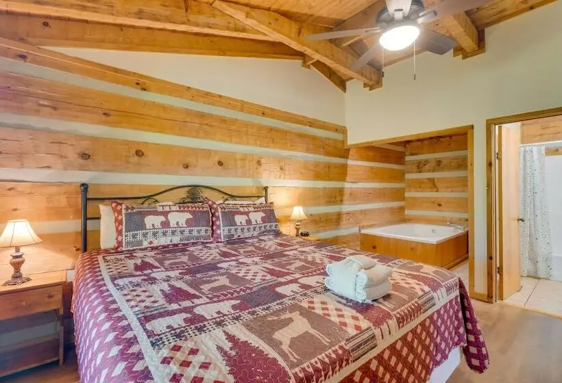 Cozy Gatlinburg Cabin W/ Private Hot Tub!