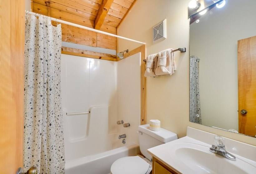 Cozy Gatlinburg Cabin W/ Private Hot Tub!