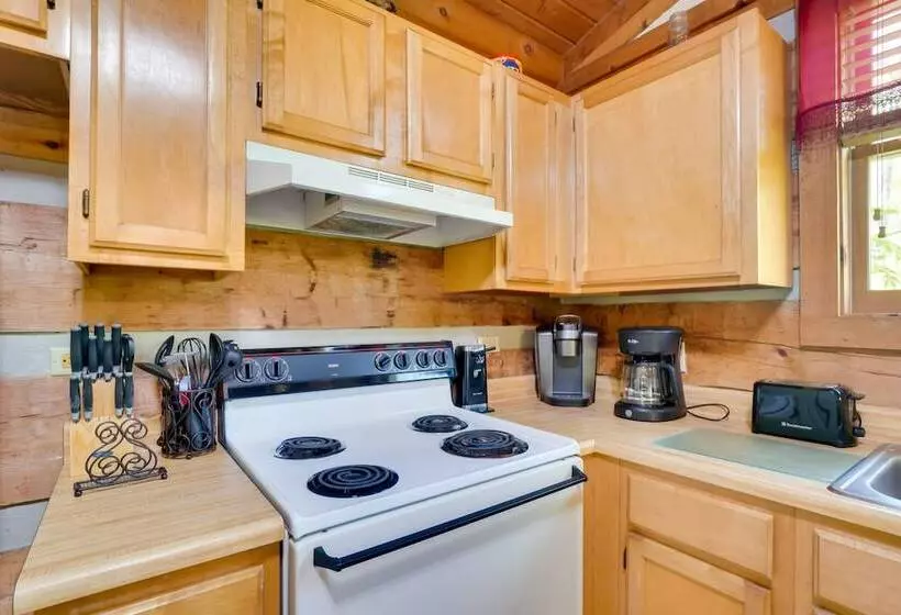 Cozy Gatlinburg Cabin W/ Private Hot Tub!