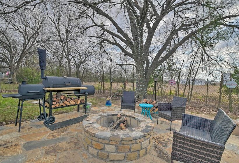 Cozy Home W/ Fire Pit: 3 Mi To Lake Whitney!