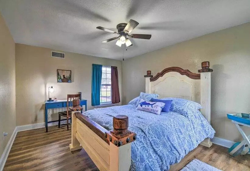 Cozy Home W/ Fire Pit: 3 Mi To Lake Whitney!