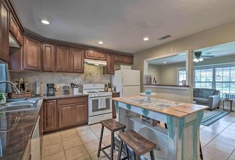 Cozy Home W/ Fire Pit: 3 Mi To Lake Whitney!