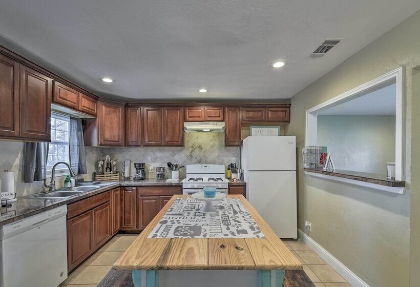 Cozy Home W/ Fire Pit: 3 Mi To Lake Whitney!