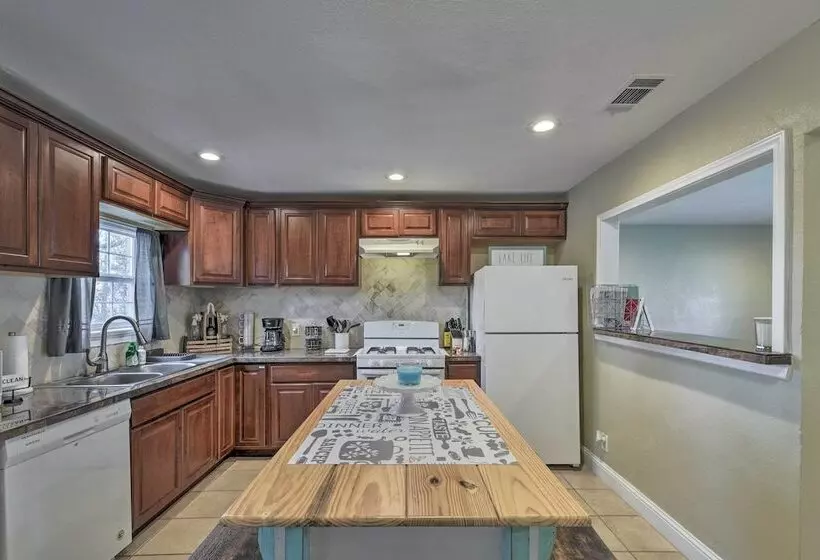 Cozy Home W/ Fire Pit: 3 Mi To Lake Whitney!