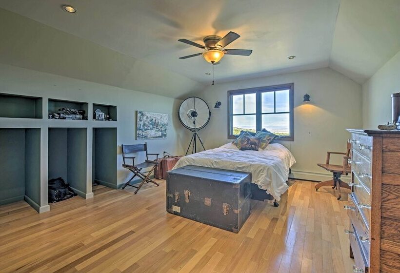 Charming Mountain Estate W/ Views + Fire Pit!