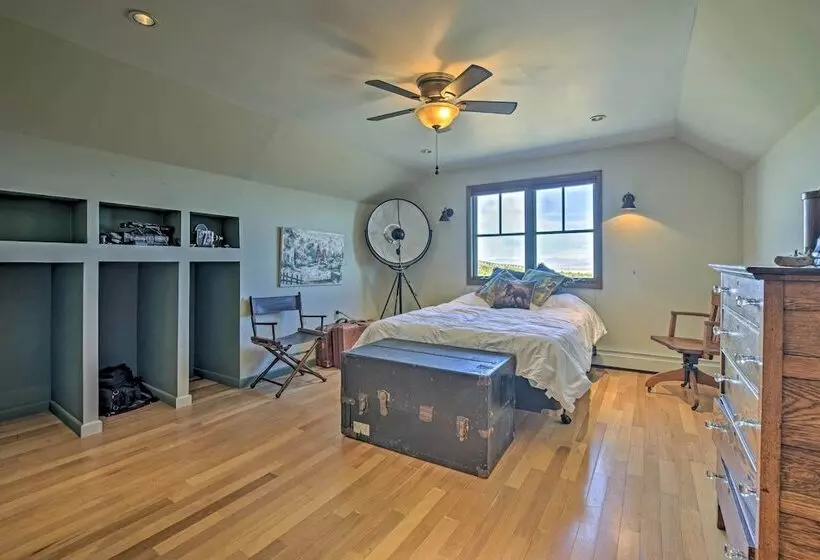 Charming Mountain Estate W/ Views + Fire Pit!